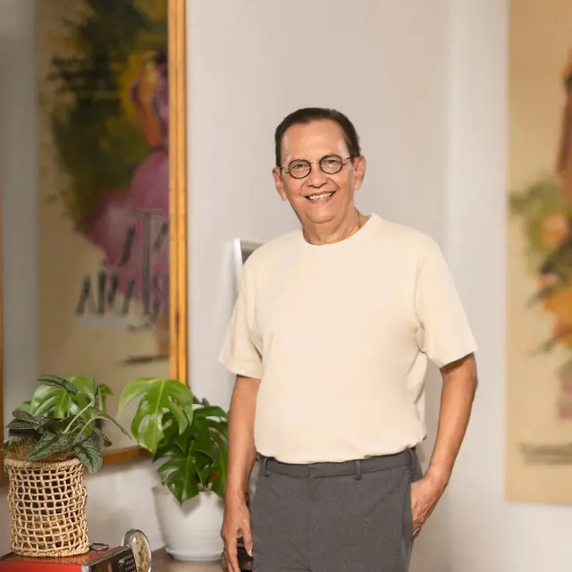 6 Potret Roy Marten Awet Muda di Usia 72, Kompak dengan Gading dalam Series Terbaru