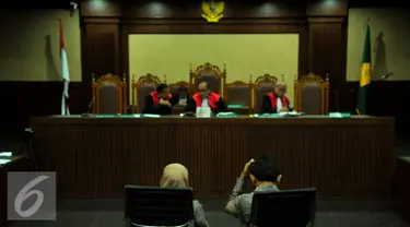 Gubernur Sumatera Utara nonaktif Gatot Pudjo Nugroho bersama istrinya, Evy Susanti saat menjalani sidang di Pengadilan Tipikor, Jakarta, Rabu (17/2). JPU menuntut Gatot dengan hukuman pidana selama 4 tahun enam bulan penjara. (Liputan6.com/Faisal R Syam)