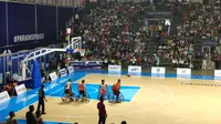 Penonton memenuhi Hall Basket GBK menyaksikan laga basket kursi roda Asian Para Games 2018 Indonesia vs Tiongkok, Selasa (9/10).