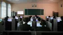 Para siswa mengikuti kelas di Sekolah Revolusioner Mangyongdae, Korea Utara, 10 April 2018. Sekolah yang dilengkapi simulator alat pertahanan, seperti tank dan pesawat tempur itu kini telah berevolusi menjadi sekolah top di Korea Utara. (ED JONES/AFP)