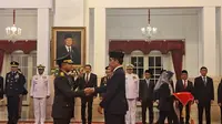 Presiden Joko Widodo atau Jokowi melantik Jenderal Agus Subiyanto menjadi Panglima TNI di Istana Negara Jakarta, Rabu (22/11/2023). (Liputan6.com/Lizsa Egeham)