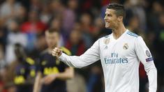 Bintang Real Madrid, Cristiano Ronaldo, merayakan gol ke gawang Tottenham pada laga Liga Champions di Stadion Santiago Bernabeu, Madrid, Selasa (17/10/2017). Kedua klub bermain imbang 1-1. (AP/Fransisco Seco)