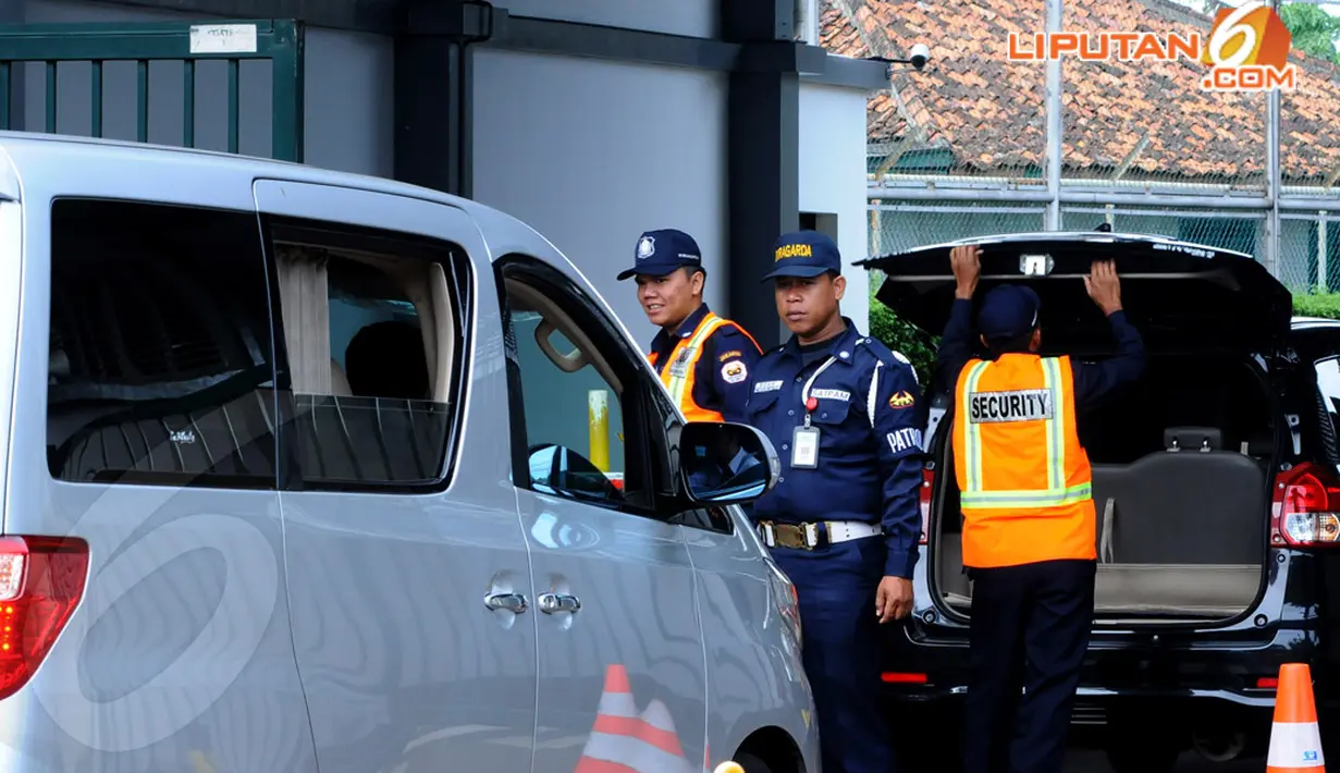 Pengamanan JIS mulai diperketat usai terjadi kasus pelecehan yang menimpa salah satu muridnya, Senin (21/4/2014) (Liputan6.com/Andrian M Tunay).