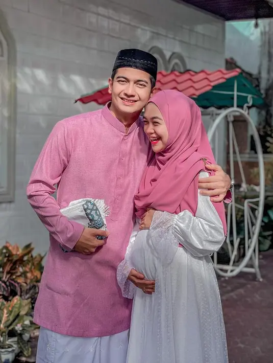 <p>Ria Ricis tampil kompak dengan outfit bernuansa pink putih. Paduan yang segar di hari Lebaran membuat tampilannya semakin seru dan ceria. (Foto: Instagram/ Ria Ricis)</p>