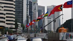 Bendera delegasi dari Negara-negara peserta KAA terpasang di sepanjang jalan kawasan Senayan, Jakarta, Jumat (17/4/2015). Pemprov DKI Jakarta mengaku sudah siap 95 persen untuk menggelar KAA. (Liputan6.com/Johan Tallo)