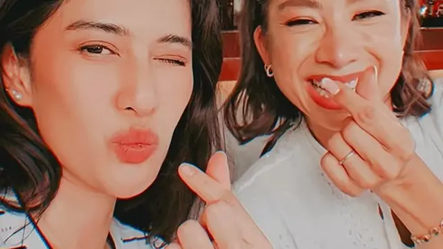 Dian Sastrowardoyo dan Jennifer Bachdim. [Foto: Instagram/therealdisastr]