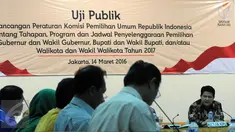 Ketua KPU Husni Kamil Malik (kanan) membuka diskusi uji publik di kantor KPU, Jakarta, (14/3). Uji coba kali ini  merancang peraturan KPU RI tentang tahapan, Program dan jadwal penyelenggaraan pemilihan kepala daerah. (Liputan6.com/Helmi Afandi)