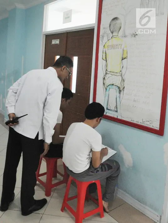 Petugas mengecek pasien rehabilitasi narkoba atau residen yang mendapat hukuman menulis catatan diri di Balai Besar Rehabilitasi BNN, Lido, Bogor, Jawa Barat, (12/4). Para residen terdiri dari berbagai wilayah di Indonesia. (Merdeka.com/Arie Basuki)