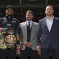 Anthony Joshua dan Kubrat Pulev saat menjalani sesi pemotretan di Stadion Wembley jelang pertarungan kejuaraan dunia kelas berat, Minggu (13/12/2020) (Geoff CADDICK / AFP)