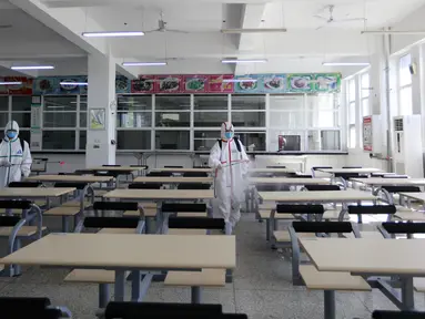 Petugas pemadam kebakaran mendisinfeksi kantin di Sekolah Asrama No. 3 Wuhan di Distrik Hanyang, Kota Wuhan, Provinsi Hubei, China, 3 Agustus 2020. Upaya disinfeksi dilakukan pada Senin (3/8) di sekolah itu untuk mempersiapkan dimulainya kembali kegiatan belajar mengajar di kelas. (Xinhua/Wang Fang)