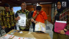 Kasubdit 1 Dittipidsiber Mabes Polri Kombes Pol Dani Koestoni menunjukkan barang bukti kasus pembobolan rekening nasabah bank di Jakarta, Jumat (30/11). Polisi menangkap dua tersangka, sementara satu lainnya tewas kecelakaan. (Merdeka.com/Imam Buhori)