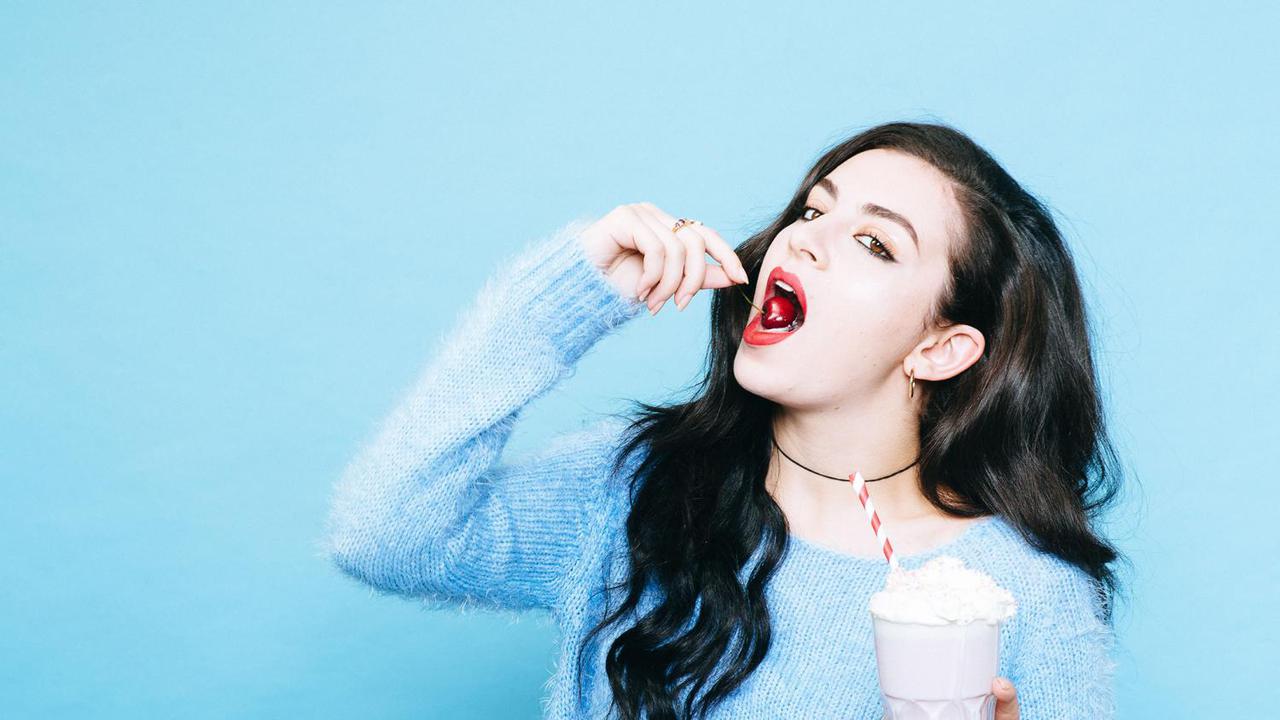 Charli XCX Ternyata Suka Tidur dengan 'Justin Bieber'