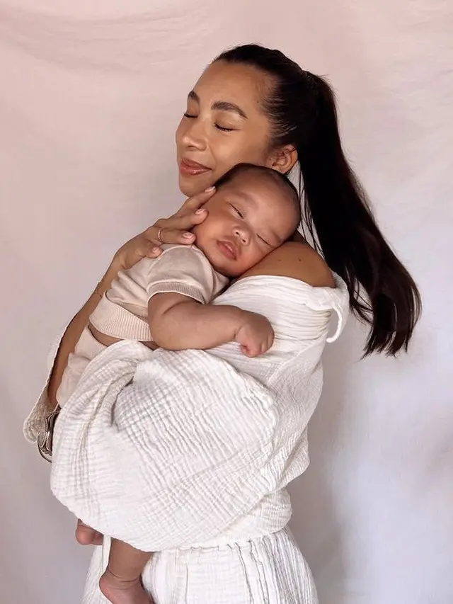 Gaya Jennifer Bachdim Bersama Anak keempatnya, credit: Instagram (@jenniferbachdim)