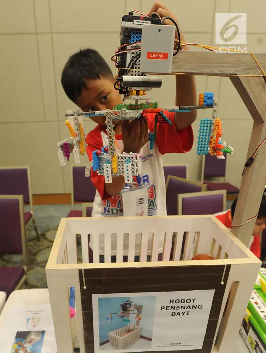 Murid SD mengoperasikan robot hasil kreatifitasnya berupa robot penenang bayi  saat kegiatan Indonesian Youth Robot Competititon  di ICE, BSD, Tangerang Selatan (22/4). (Merdeka.com/Arie Basuki)