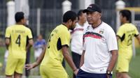 Pelatih Mitra Kukar, Rahmad darmawan, saat memimpin sesi latihan jelang laga Liga 1 di Lapangan ABC, Senayan, Jakarta, Sabtu (08/12). Mitra Kukar akan berhadapan dengan Persija Jakarta. (Bola.com/M Iqbal Ichsan)