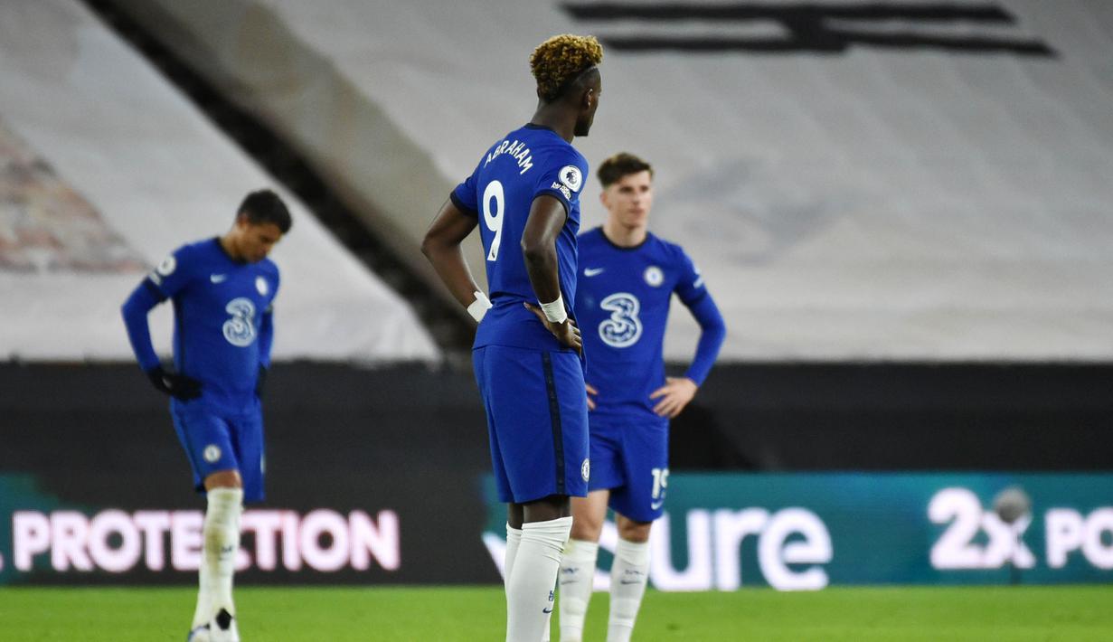 Para pemain Chelsea tampak lesu usai ditaklukkan Wolverhampton Wanderers pada laga Liga Inggris di Stadion Molineux, Rabu (16/12/2020). Chelsea tumbang dengan skor 2-1. (Rui Vieira/Pool via AFP)