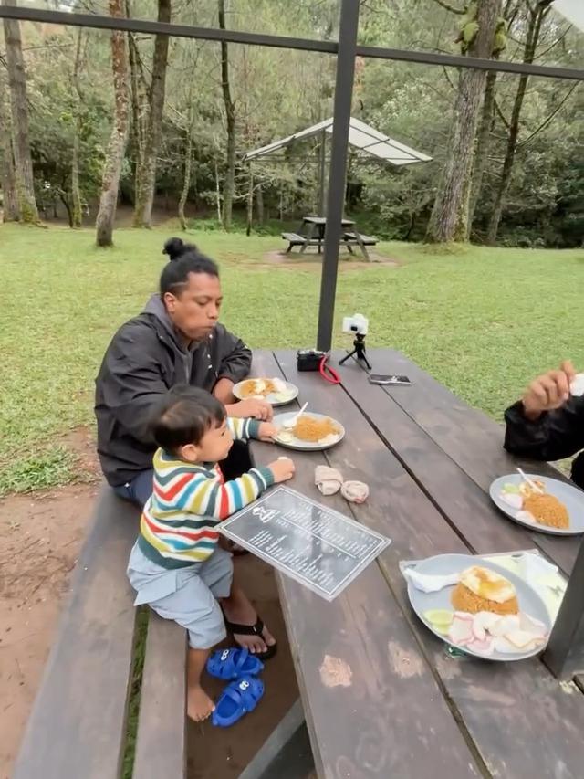 Potret Indah Permatasari dan Arie Kriting Healing di Hutan. (instagram/indahpermatas)