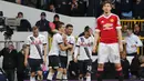 Para Pemain Tottenham Hotspur merayakan gol Erik Lamela saat melawan Manchester United pada lanjutan liga Inggris di Stadion White Heart Lane, Minggu (10/4/2016). Spurs menang3-0. (Reuters/Eddie Keogh)