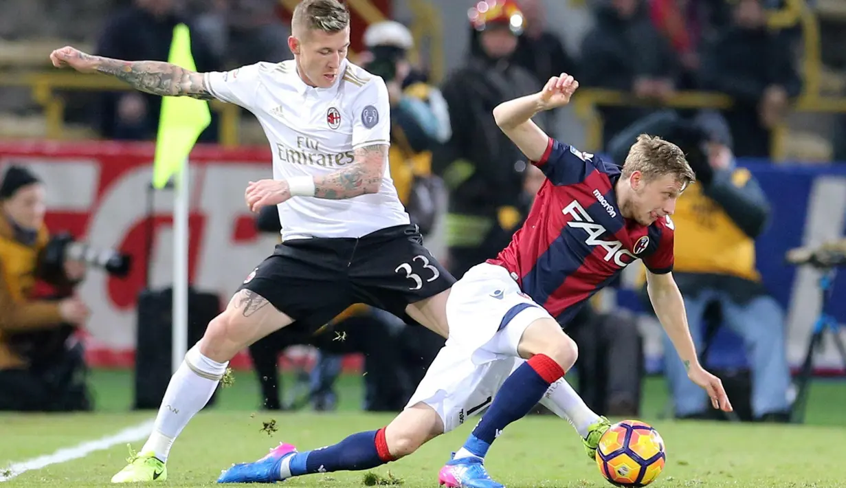 Pemain Bologna, Ladislav Krejci (kanan) berusaha keluar dari hadangan pemain AC Milan, Juraj Kucka pada laga Serie A di di Stadio Renato Dell'Ara, Bologna,  (8/5/2/2017).  MIlan mengan 1-0. (EPA/Giorgio Benvenuti)