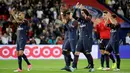 Para pemain PSG memberikan aplaus kepada penonton usai pertandingan melawan Toulouse pada laga Liga 1 Prancis, di Stadion Parc des Princes, Senin (21/8/2017). PSG menang 6-2 atas Toulouse. (AFP/Thomas Samson)