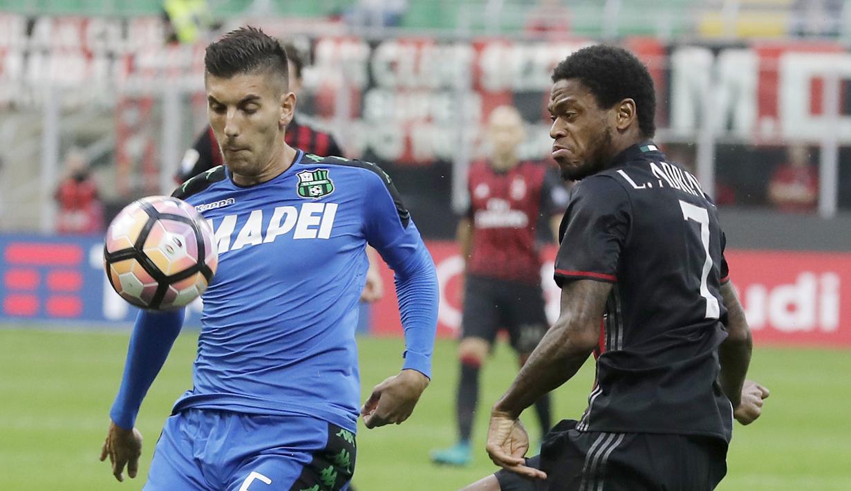 Pemain Sassuolo, Lorenzo Pellegrini (kiri) menghalau bola dari kejaran pemain AC Milan, Luiz Adriano pada lanjutan Serie A di Stadion San Siro, Milan (2/10/2016). (AP/Antonio Calanni)