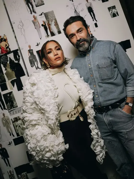 Melalui keterangan unggahannya di Instagram, J.Lo mengungkapkan bahwa coat tersebut dibuat khusus oleh creative director Schiaparelli, Daniel Roseberry. [@jlo]