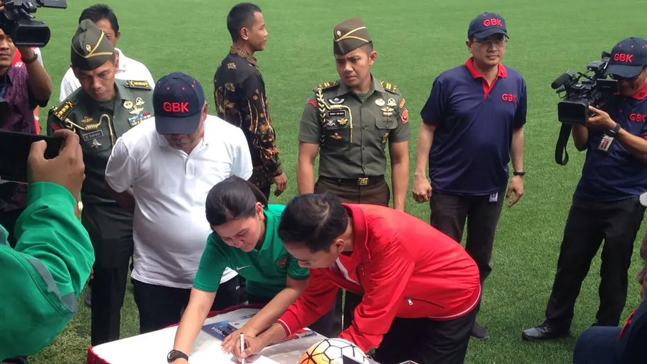 Presiden Joko Widodo bersama Sekjen PSSI, Ratu Tisha Destria