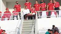 Presiden RI, Joko Widodo atau Jokowi (kemeja putih) tampak sedang menyaksikan pertandingan Timnas Indonesia vs Vietnam di semifinal Piala AFF 2022 hari Jumat (06/01/2023). (Muhammad Iqbal Ichsan/Bola.com)