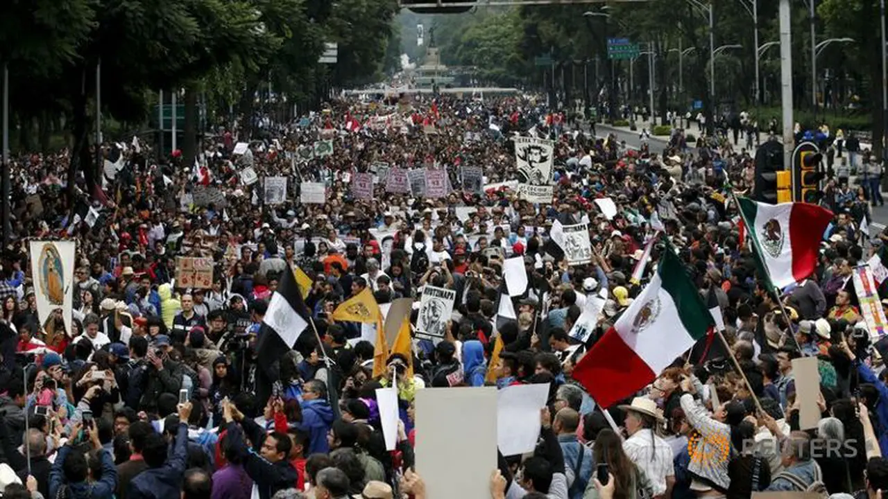 Ribuan Massa Peringati Setahun Hilangnya 43 Siswa Meksiko