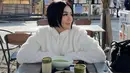 Liburan di Jepang bersama sang kekasih, inilah potret kece Agnez Mo dengan kaket berbulu warna putih dan rambut pendek barunya. [@agnezmo]