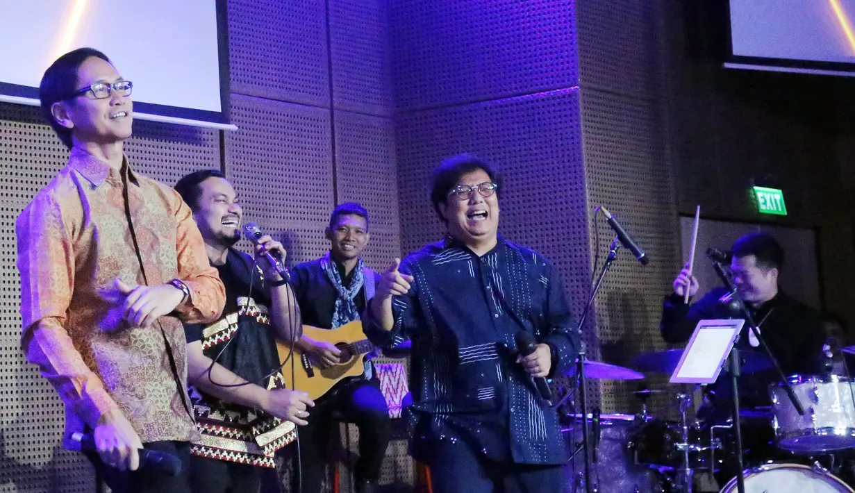 Perpaduan musik jazz  dengan alat musik modern beriringan dengan tabuhan kendang tradisional. Lagu Sipatokaan dan Angin Mamiri juga dibawakan Tompi yang menyampaikan pesan akan keindahan seni dari Indonesia. [Foto: Bambang E Ros/Fimela.com]