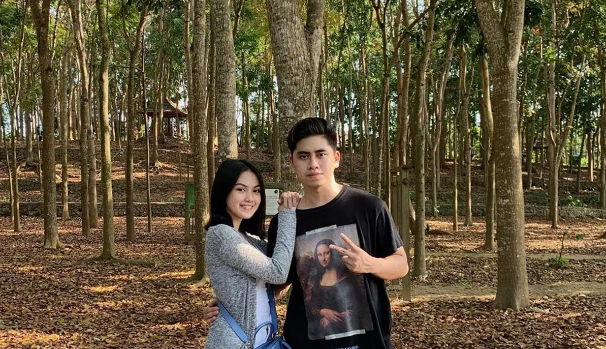 Biasa tampil dengan rambut panjang, baru-baru ini Aisyah tampil di publik dengan gaya rambut barunya. Ia memotong pendek rambutnya hingga diatas bahu. (Liputan6.com/IG/@aisyahaqilahh)