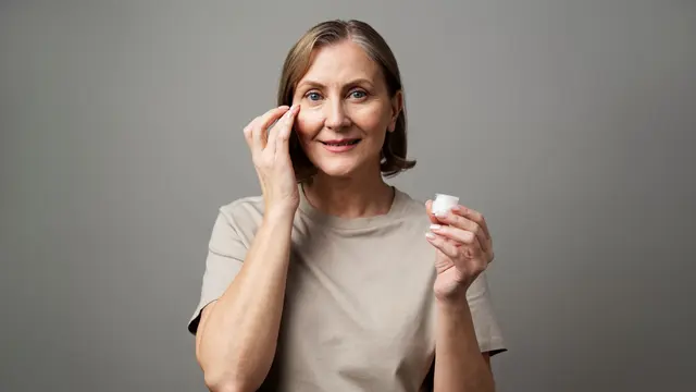 Kenali 6 Tips Aplikasi Basic Skincare untuk Usia 40-an agar Awet Muda (photo by freepik.com)