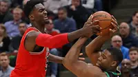 Bobby Portis (kiri) torehkan salah satu poin tertinggi saat Bulls kalahkan Celtics (JONATHAN DANIEL / GETTY IMAGES NORTH AMERICA / AFP)