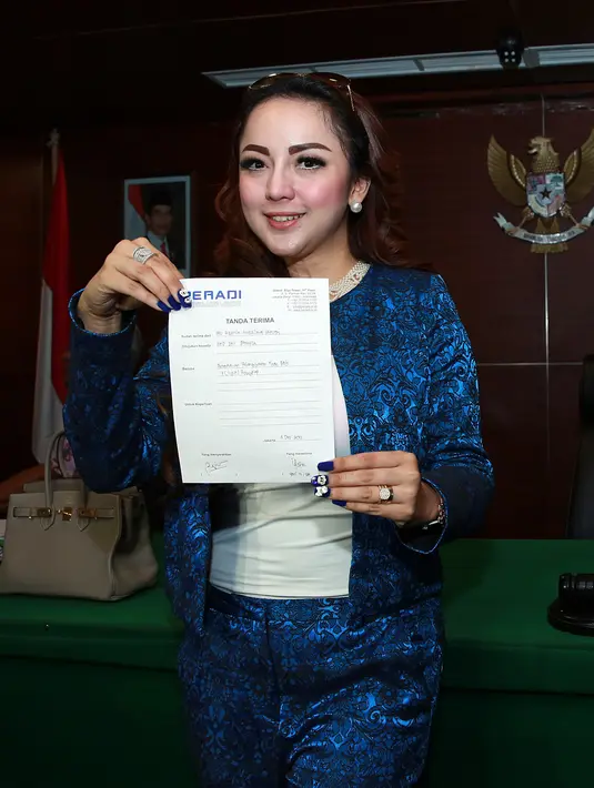 Regina merasa Farhat Abbas karena ia merasa sang mantan suami telah melanggar kode etik sebagai seorang advokat.  Regina berharap kalau persoalan dia dengan Farhat dapat menemukan titik cerah. (Deki Prayoga/Bintang.com)
