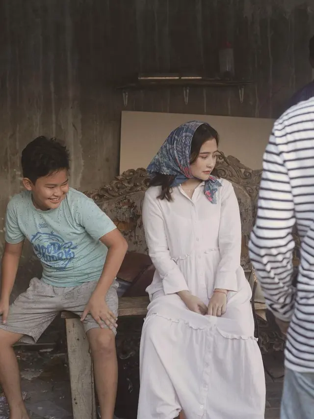 6 Pemotretan Prilly Latuconsina di Pinggir Jalan, Tampil Mewah dan Menawan