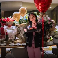 Nagita Slavina kembali mencuri perhatian dengan gaya fashion-nya yang effortless chic saat merayakan ulang tahunnya yang ke-37. [@raffinagita1717].