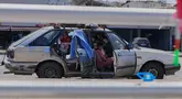 Keluarga pengungsi yang meninggalkan desa mereka di Lebanon Selatan berlindung di dalam mobil mereka di jalan di kota pelabuhan selatan Sidon, Rabu 10 Juni 2026. (AP Photo/Mohammed Zaatari)