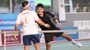 <p>Artis yang sekaligus atlet MMA, Randy Pangalila (kanan), memberikan selamat kepada rekan sesama artis, Rezky Aditya (kiri), dalam pertandingan tenis tunggal putra Turnamen Olahraga Selebriti Indonesia yang berlangsung di Gelanggang Olahraga UNJ, Rawamangun, Jakarta Timur, Sabtu (29/7/2023). Pertandingan kali ini berhasil dimenangkan oleh Rezky Aditya dengan dua set langsung (1-6 - 1-6). (Bola.com/Abdul Aziz)</p>
