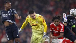 Kiper Benfica, Anatoliy Trubin, maju ke kotak penalti dan sukses menyundul bola hasil tendangan bebas untuk mencetak gol penentu ke gawang Real Madrid pada lanjutan Liga Champions 2025/2026, Kamis (29/1/2026). (PATRICIA DE MELO MOREIRA / AFP)