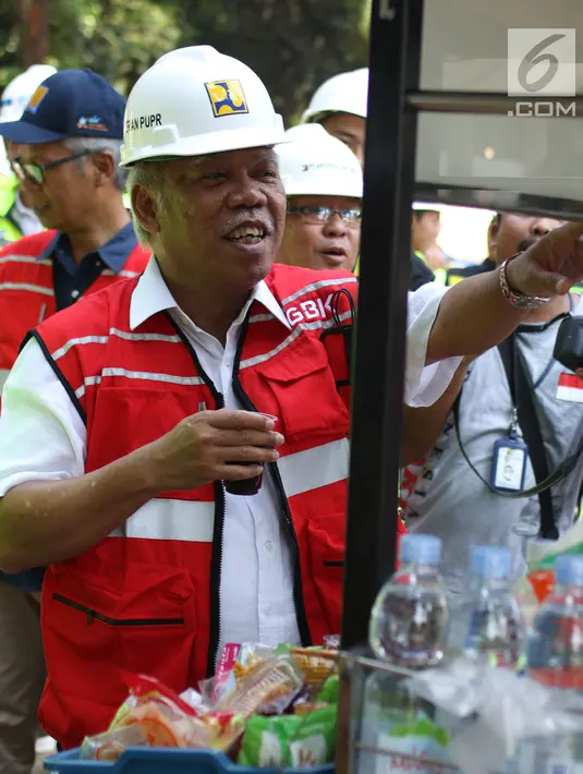 Menteri PUPR, Basuki Hadimuljono berbincang dnegan pedagang kopi keliling usai meninjau renovasi stadion di Gelora Bung Karno (GBK), Jakarta, Kamis (10/5). Basuki meninjau kesiapan fasilitas dan prasarana untuk Asian Games 2018 (Liputan6.com/Angga Yuniar)