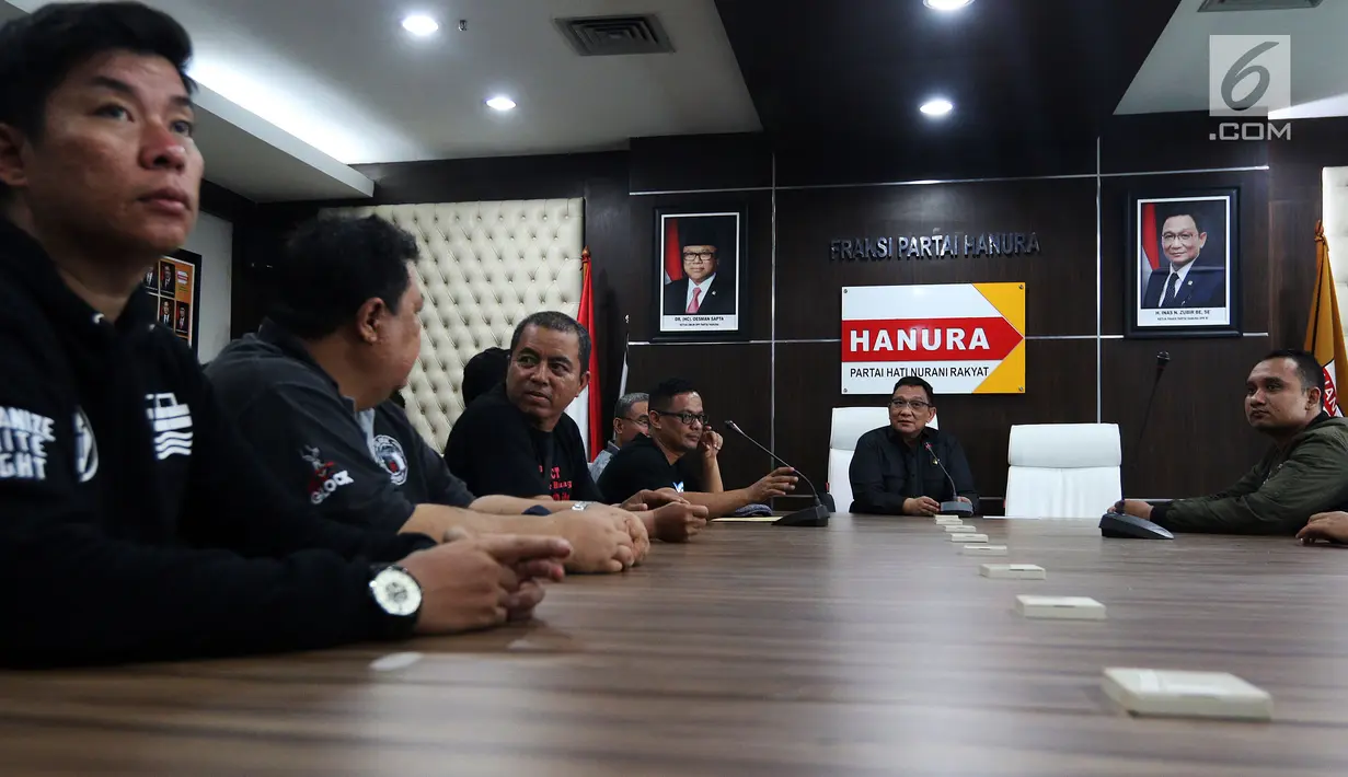 Serikat Pekerja JICT dan segenap pekerja pelabuhan Indonesia beraudiensi dengan Ketua Fraksi Hanura DPR RI Inas N. Zubir saat menggelar aksi Gerakan Pengembalian Aset Bangsa JICT dan Keadilan Bagi Pekerja, Jakarta, Selasa (8/1). (Liputan6.com/Johan Tallo)