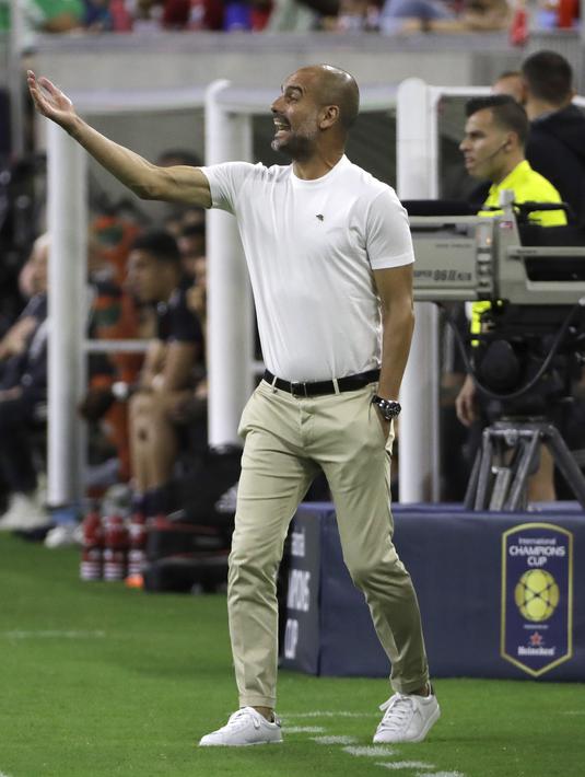 Gaya pelatih Manchester City, Pep Guardiola memberikan arahan kepada anak asuhnya saat melawan Manchester United pada laga International Champions Club di NRG Stadium, Houston, (20/7/2017). (AP/David J. Phillip)