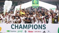 Para pemain dan staff Garudayaksa merayakan gelar juara dengan mengangkat piala setelah mengalahkan PSS Sleman 4-3 lewat adu penalti dalam babak final di Stadion Maguwoharjo, Sleman, pada Sabtu (9/5/2026) malam WIB.