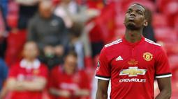 Gelandang Manchester United, Paul Pogba, tampak kecewa usai dikalahkan Chelsea pada laga final Piala FA 2017-2018 di Stadion Wembley, Sabtu (19/5/2018). Chelsea menang 1-0 atas Manchester United. (AFP/Ian Kington)
