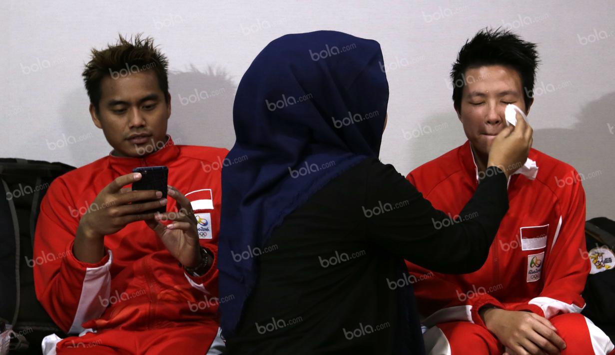 Peraih medali emas bulutangkis Olimpiade Rio 2016, Tontowi Ahmad dan Liliyana Natsir (kanan), saat make up sebelum tampil dalam acara Liputan 6 SCTV di Studio SCTV, SCTV Tower, Jakarta, Kamis (25/8/2016). (Bola.com/Arief Bagus)