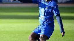 Gelandang Prancis Eduardo Camavinga mengoper bola selama sesi latihan di Clairefontaine-en-Yvelines (19/9/2022). Latihan ini sebagai bagian dari persiapan tim untuk berlaga melawan Austria di Stade de France pada 22 September dan dilanjutkan tiga hari kemudian melawan Denmark di Copenhagen dalam lanjutan laga UEFA Nations League. (AFP/Franck Fife)