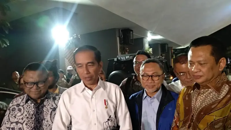 Presiden Jokowi cek podium yang akan digunakan untuk sidang tahunan DPR/MPR besok. (Merdeka.com/Sania Mashabi)