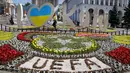 Seorang wanita berpose di Independent Square di Kiev, Ukraina, (23/5). Liverpool akan melawan Real Madrid di Final Liga Champions pada 26 Mei di stadion Olympiyski di Kiev. (AP Photo / Efrem Lukatsky)