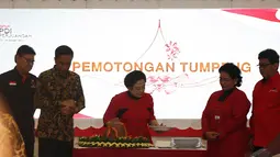 Ketum PDIP, Megawati Soekarnoputri memotong tumpeng dalam rangka merayakan HUT ke-42 di kantor DPP PDIP, Jakarta, Sabtu (10/1/2015). (Liputan6.com/Johan Tallo)